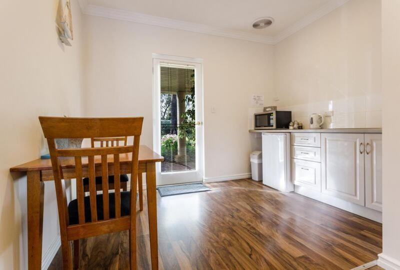 Inn The Tuarts Guest Lodge Busselton Accommodation - Adults Only Dış mekan fotoğraf